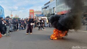 Aksi Mahasiswa Banyumas Menentang Ppn 12 Persen: Bakar Ban Di