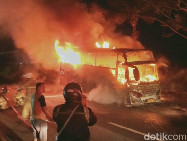 Jalan Jogja Solo Geger, Bus Wisata Terbakar Di Delanggu Klaten