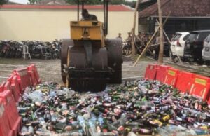 Jelang Tahun Baru, Polres Demak Musnahkan Ribuan Botol Minuman Keras