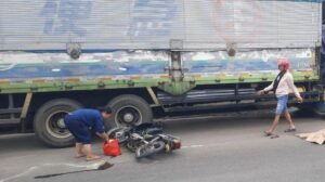 Nahas, Pemotor Tewas Terlindas Truk Saat Menyalip Di Semarang