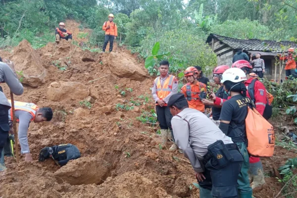 Aksi Brimob Di Jawa Tengah: Evakuasi Korban Banjir Dan Longsor