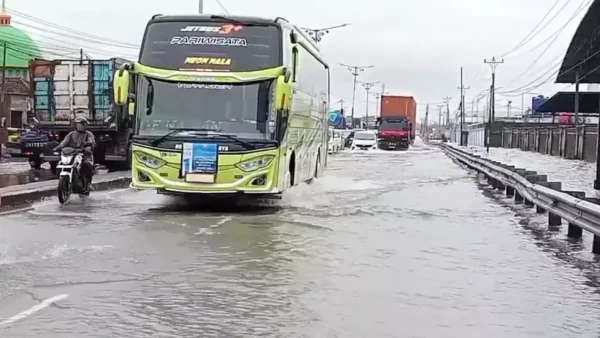 Banjir 50 Cm Ganggu Arus Lalu Lintas Di Jalur Pantura