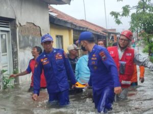 Banjir Rendam Permukiman, Ditpolairud Polda Jateng Selamatkan Warga