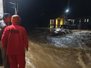 Banjir Dan Longsor Di Banjarnegara, Satu Mobil Terjebak Di Tengah