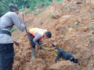 Brimob Jawa Tengah Terjun Langsung Bantu Evakuasi Korban Banjir Dan