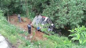 Diduga Gagal Nanjak, Bus Rombongan Santri Terjun Ke Sungai Di