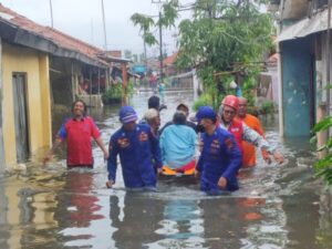 Ditpolairud Polda Jateng Turun Tangan Evakuasi Warga Di Lokasi Banjir