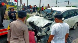 Innova Hantam Tiang Di Perlintasan Kereta Api Klaten, Diduga Akibat