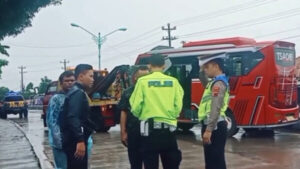 Kecelakaan Isuzu Elf Tabrak Warung Di Brebes, Sopir Tewas Terjepit,