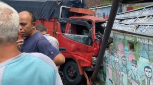 Kecelakaan Truk Vs Pikap Di Pudakpayung Semarang, Dinding Sekolah Rusak