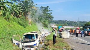 Kecelakaan Di Tol Semarang Solo Km 438, Truk Bahan Kimia Dan