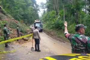 Longsor Di Kismantoro Wonogiri Sebabkan Gangguan Lalu Lintas Antarprovinsi