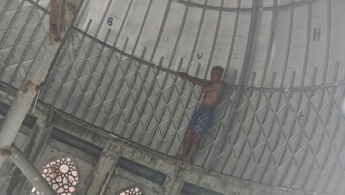 Mirip Spiderman! Odgj Panjat Kubah Masjid Di Sukoharjo Tanpa Takut