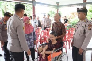 Peduli Sesama, Kapolres Jembrana Salurkan Bantuan Dalam Program Minggu Kasih