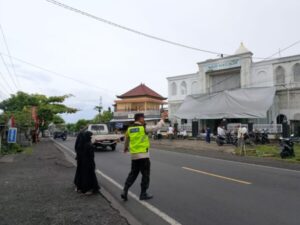 Pengamanan Isra Miraj 1446 H, Bhabinkamtibmas Desa Pulukan Hadir Di