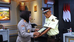 Penghargaan Diberikan Kepada Dua Satpam Di Kota Malang Yang Telah