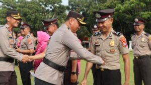 Polres Lamandau Gelar Upacara Kenaikan Pangkat Untuk 24 Personel Terbaik