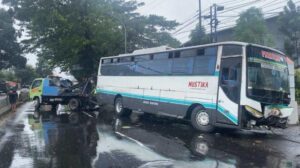 Selip Di Jalanan Licin, Bus Mustika Terperosok Ke Parit Di