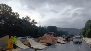 Tol Jatingaleh Semarang Macet Akibat Kecelakaan Truk Muatan Triplek