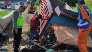 Truk Rem Blong Di Tol Semarang Selamat Dari Bahaya Berkat