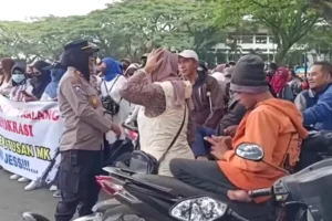 Utamakan Humanisme, Polisi Malang Kota Berbaur Dengan Pengunjuk Rasa