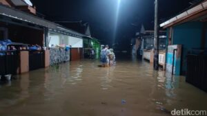 Warga Karangpucung Purwokerto Ogah Mengungsi Saat Banjir Rendam Perumahan