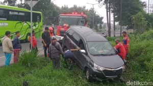 Ban Pecah Di Jalan Jogja Solo, Avanza Kehilangan Kendali Dan Nyungsep