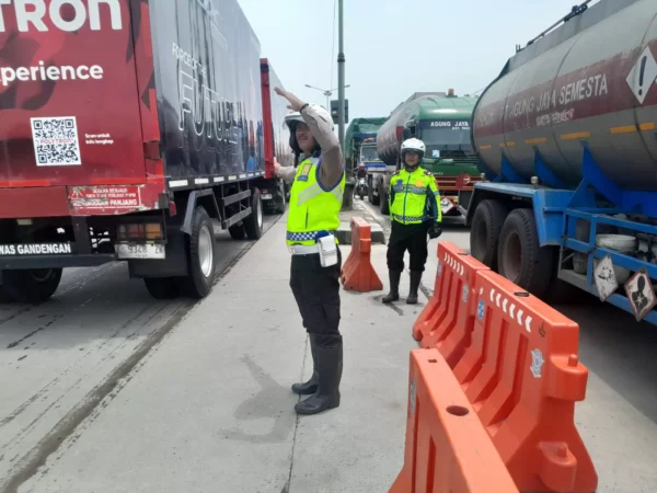 Banjir Rob Di Pantura Sayung, Satlantas Polres Demak Berhasil Redakan