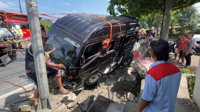 Diduga Ban Pecah, Elf Tabrak Pagar Rumah Di Kabupaten Semarang