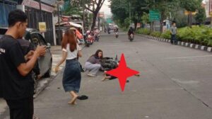 Diduga Tak Konsentrasi, Pemotor Tabrak Mobil Di Jalan Supriadi Semarang