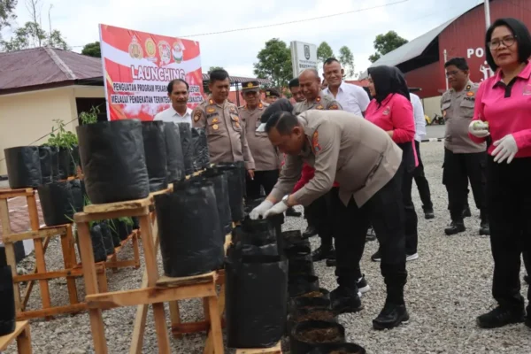 Dukung Kemandirian Pangan, Kapolres Humbahas Launching Program Pekarangan Pangan Lestari