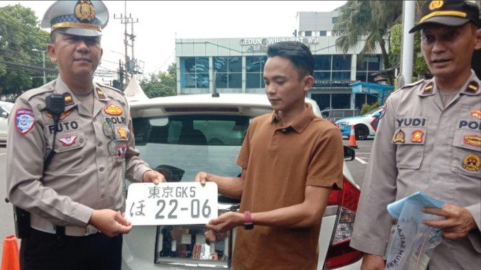 Honda Jazz Berpelat Jepang Di Malang Ditilang, Pengemudi Minta Maaf