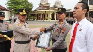 Kapolres Grobogan Beri Penghargaan Kapolsek Penawangan Atas Keberhasilan Ungkap Kasus