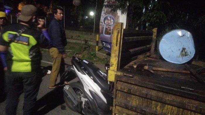 Kecelakaan Mengerikan Di Malang, Pemuda Hantam Truk Berhenti Hingga Motor