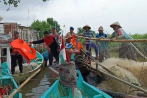 Menghadapi Gelombang Tinggi, Nelayan Kecil Dapat Jaket Pelampung Dari Satpolairud