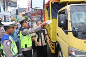 Ops Keselamatan Lalu Lintas Candi 2024: Polres Banjarnegara Bagikan Es