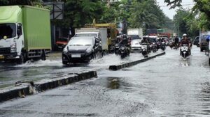 Pantura Kendal Lumpuh Karena Banjir, Mobil Dan Truk Diarahkan Ke