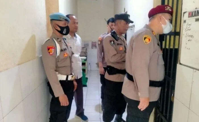 Pastikan Keamanan, Piket Polresta Surakarta Cek Dan Sterilkan Ruang Tahanan