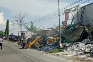 Petugas Gabungan Bongkar Warung Karaoke Di Pati, Pemilik Protes Soal