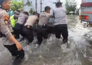 Polda Jateng Dan Polrestabes Semarang Bekerja Keras Bantu Pengendara Di