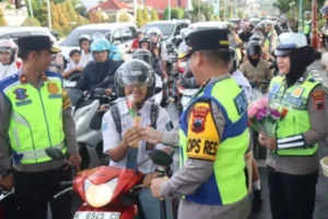 Polisi Jepara Edukasi Pengendara, Bagikan Cokelat Untuk Kampanye Keselamatan