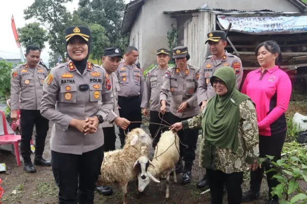 Polisi Semarang Bantu Masyarakat Dengan Sumbangan Kambing Untuk Ketahanan Pangan