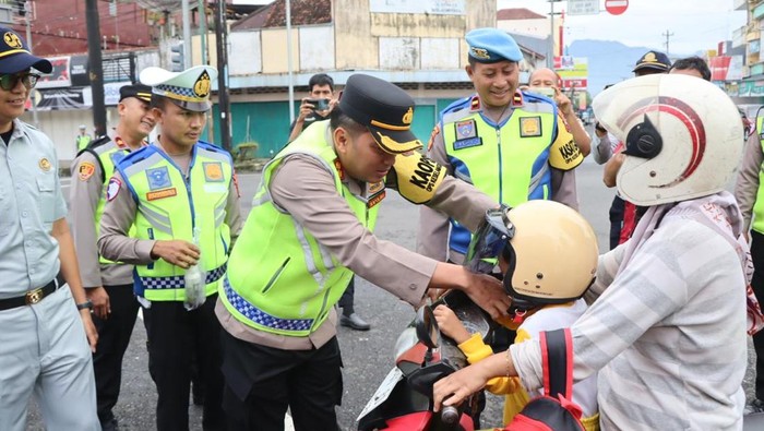 Polres Banjarnegara Bagikan Helm Dan Dawet Gratis, Warga Semringah