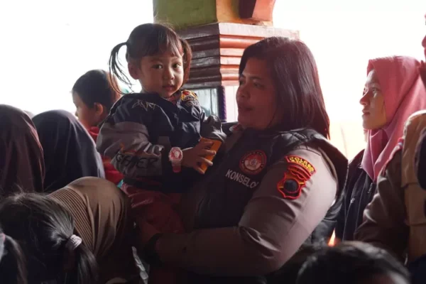 Polres Batang Berikan Trauma Healing Untuk Anak Anak Korban Banjir Bandang