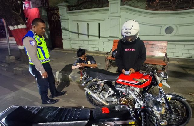 Polres Grobogan Tindak Tiga Remaja Yang Balapan Pakai Motor Lawas