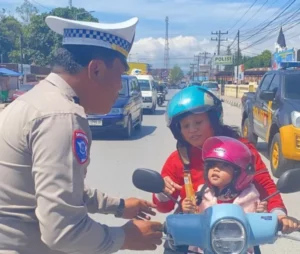 Polres Humbahas Gencarkan Edukasi Keselamatan Lalu Lintas Dalam Operasi Toba