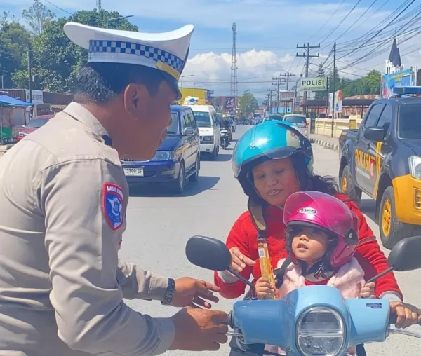 Polres Humbahas Gencarkan Edukasi Keselamatan Lalu Lintas Dalam Operasi Toba