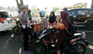 Polresta Malang Kota Edukasi Pengendara Di Hari Kelima Operasi Semeru