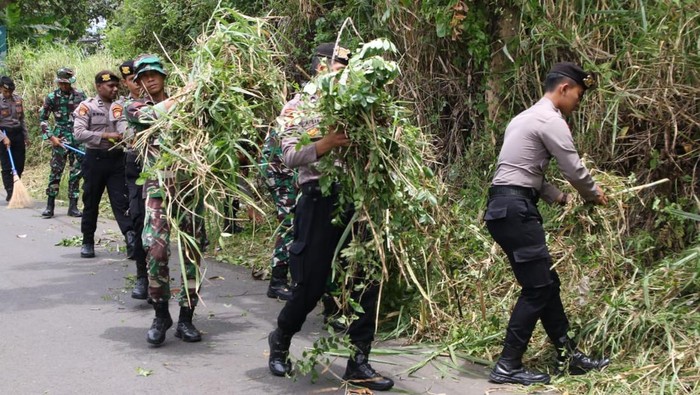 Polri Dan Tni Kompak Gelar Karya Bakti Bersama Di Malang