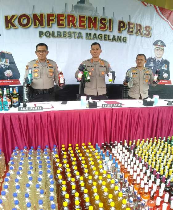 Razia Miras, Polisi Sita 1.037 Botol Minuman Beralkohol Berbagai Jenis